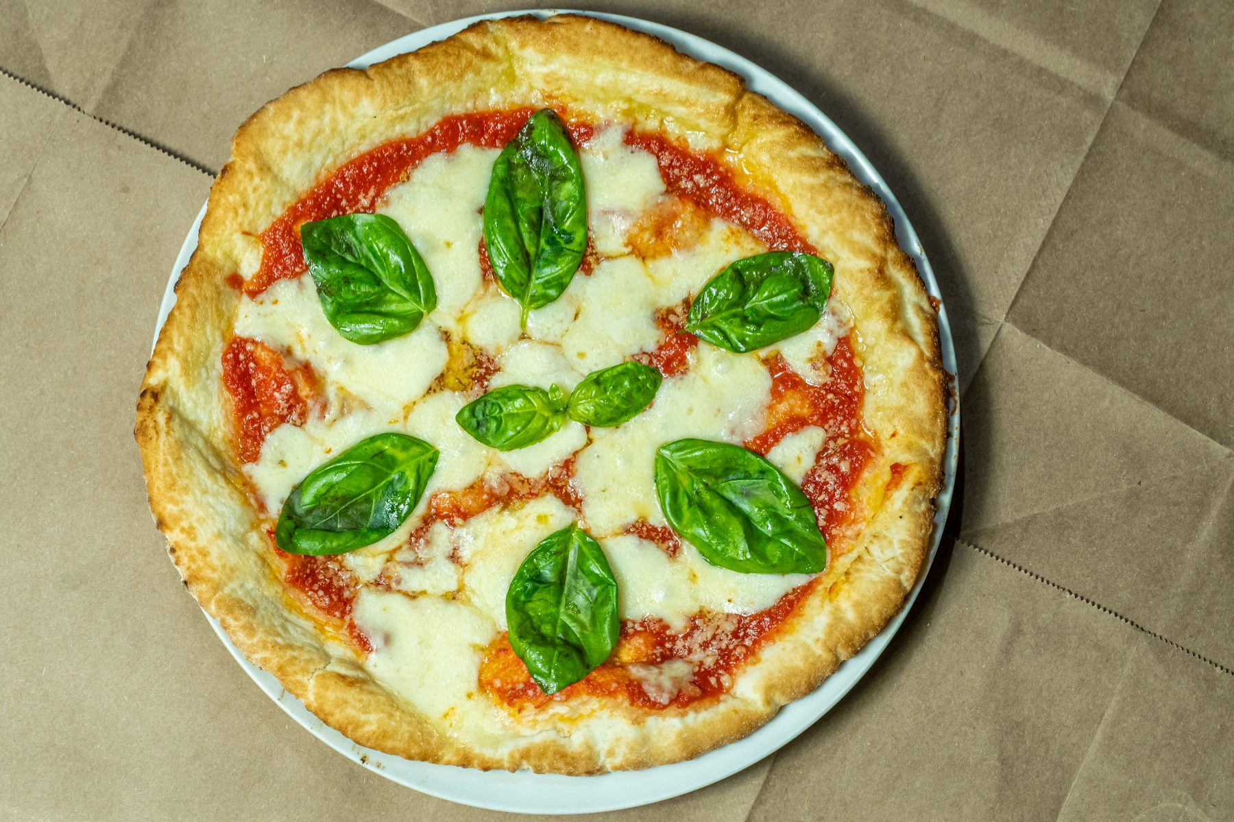 Pizza margherita fotografada para cardápio