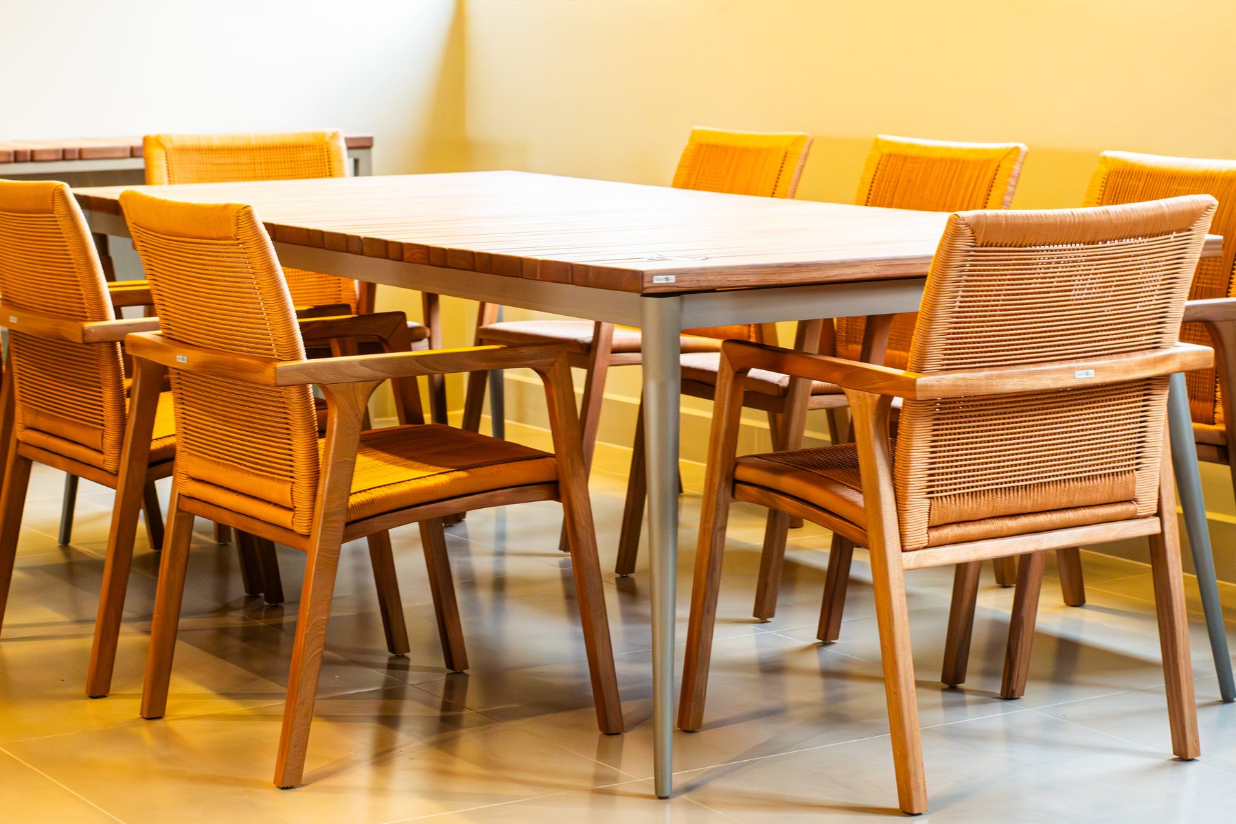 Mesa de jantar com cadeiras de palhinha na ReartZ Decor