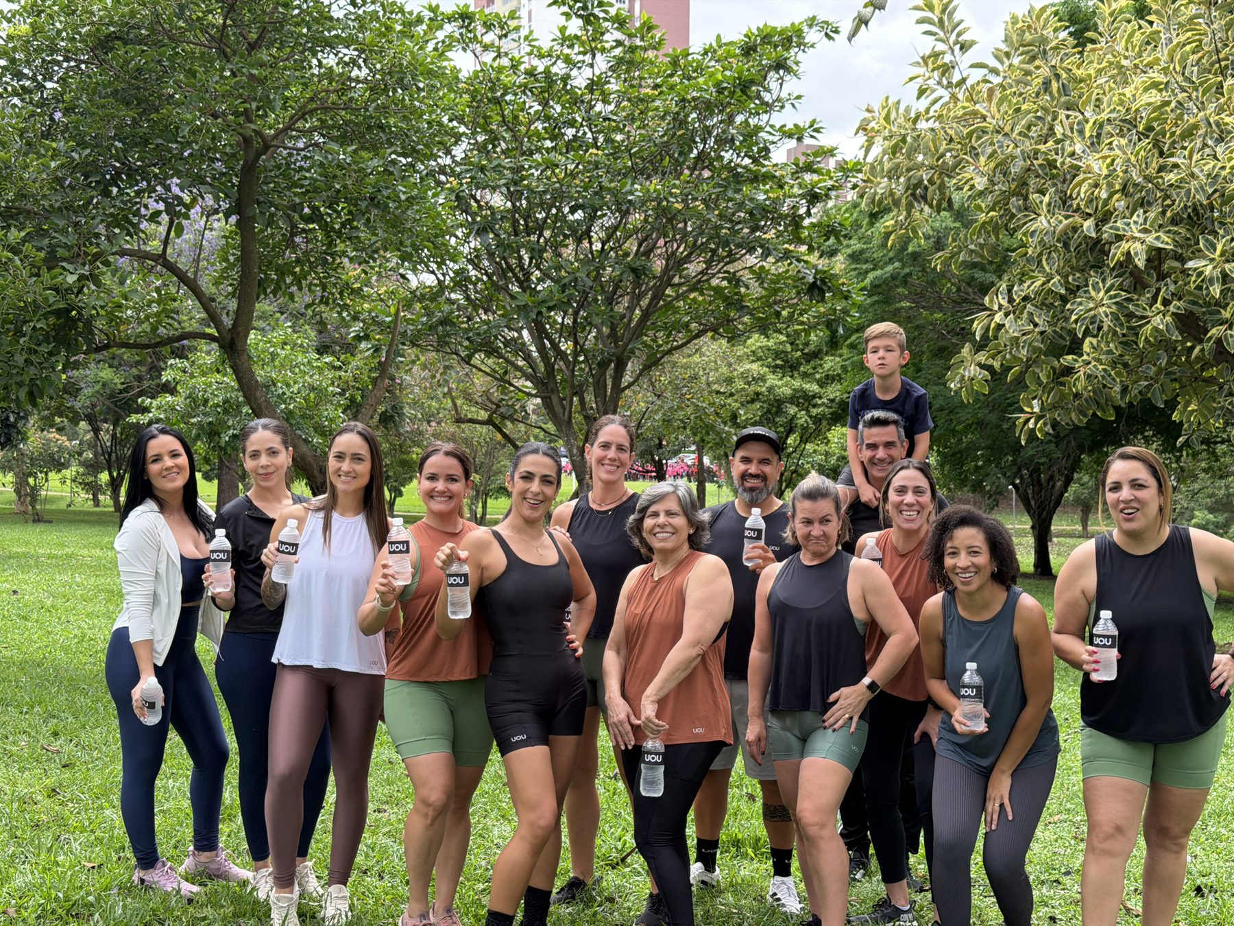 Grupo reunido no parque no lançamento da UOU Fitwear