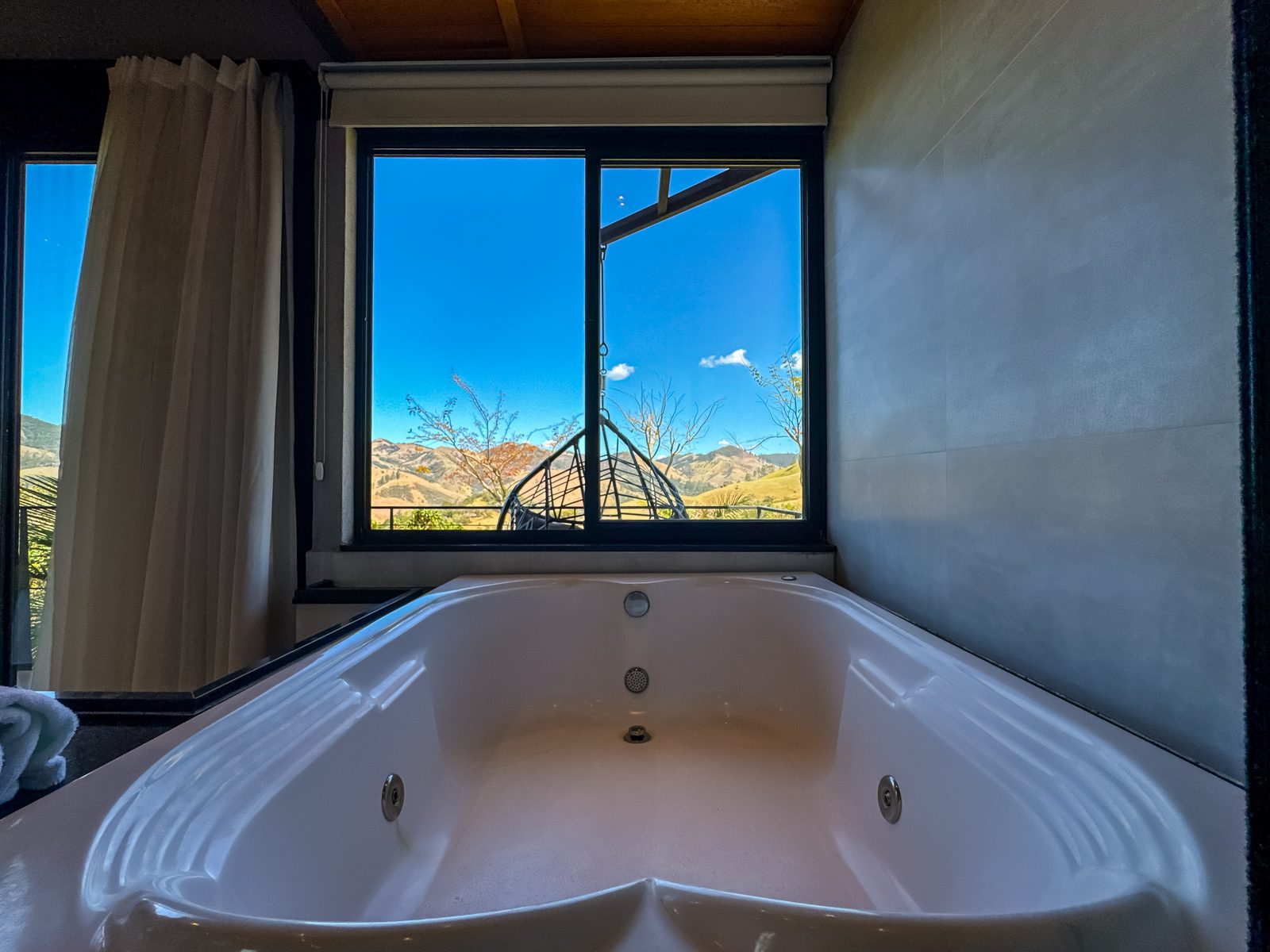 Banheira com vista para a serra na Villa Mantiqueira