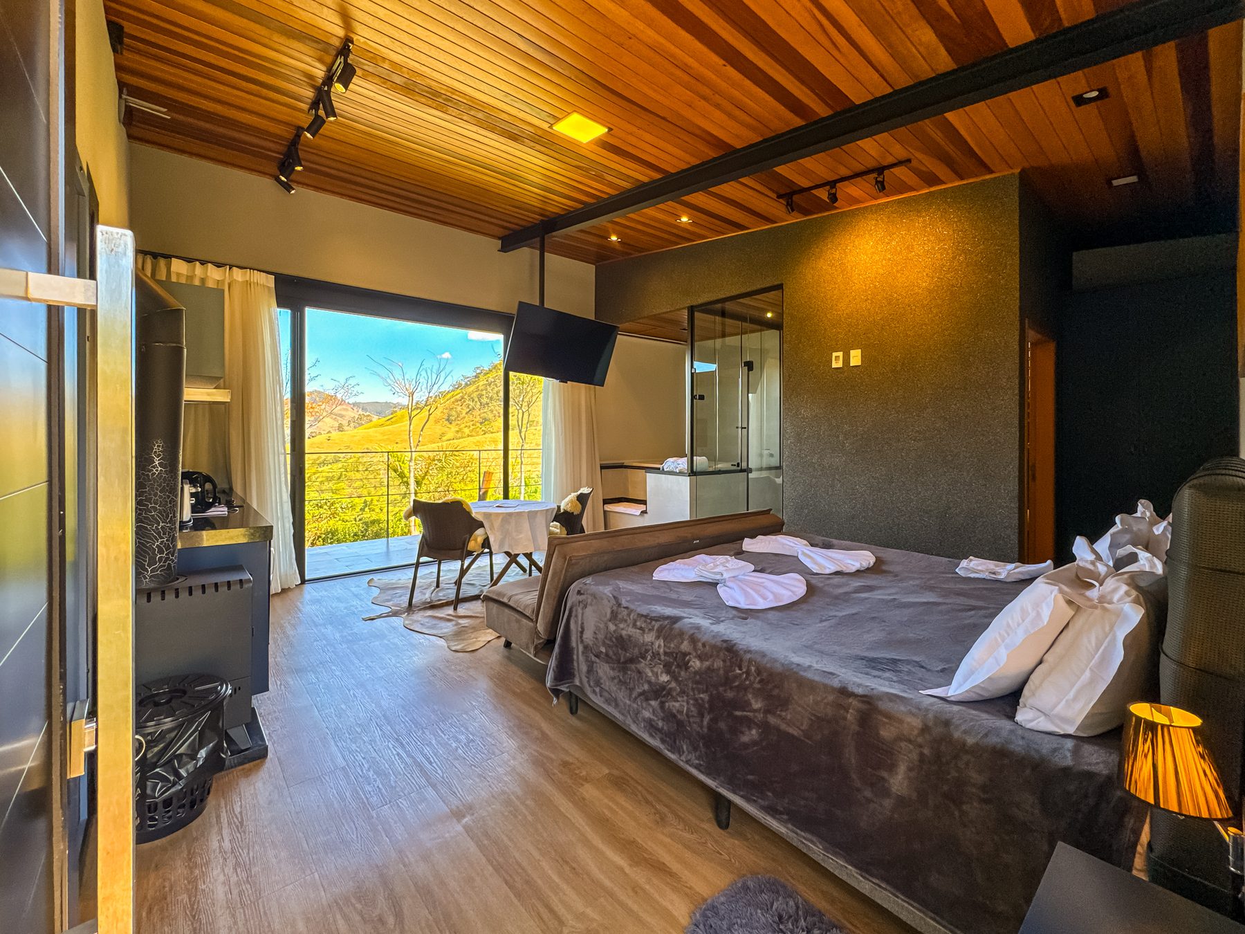 Quarto de chalé com vista para a serra na Villa Mantiqueira