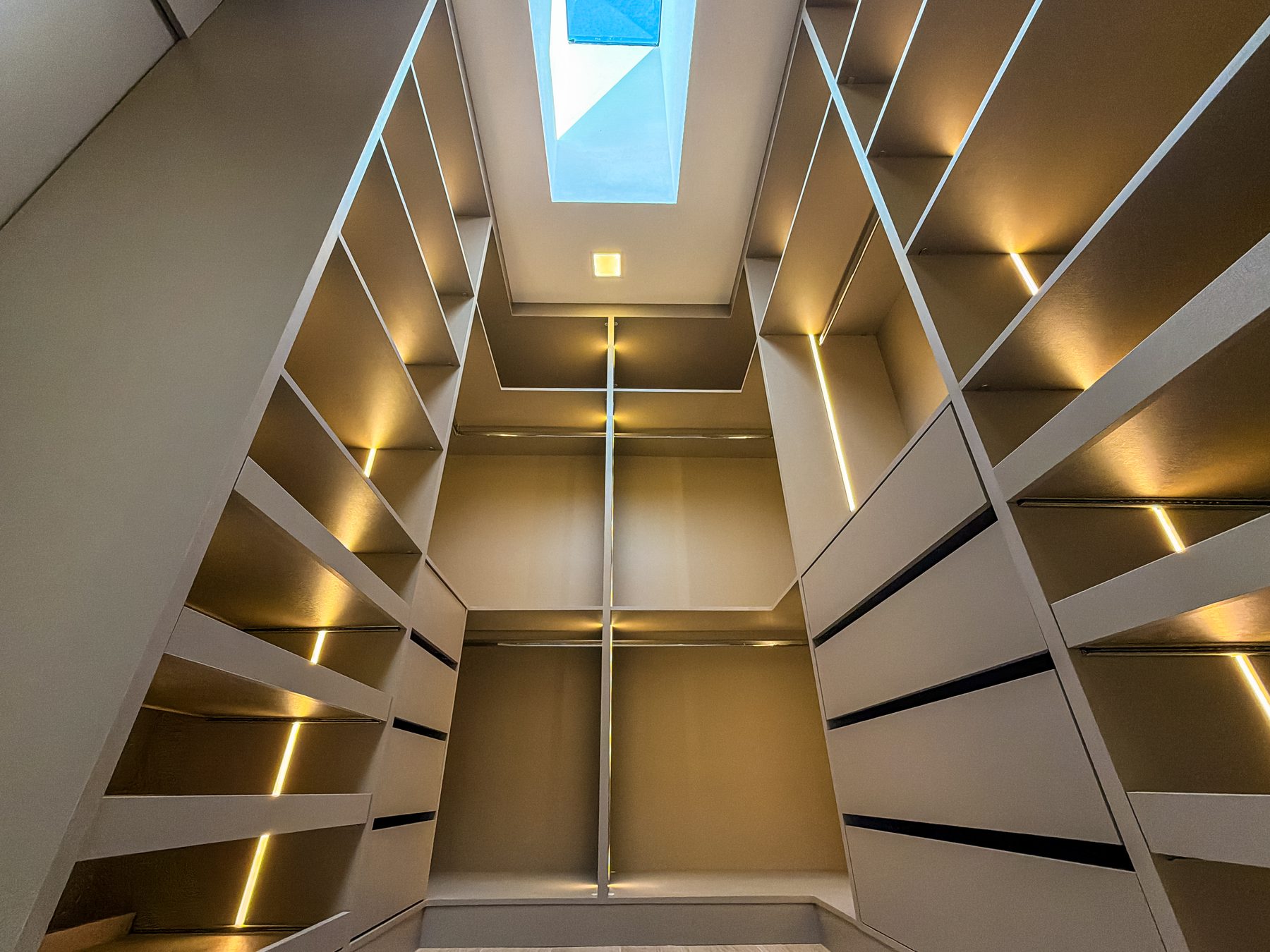Closet com iluminação embutida em projeto da Vizz Arquitetura