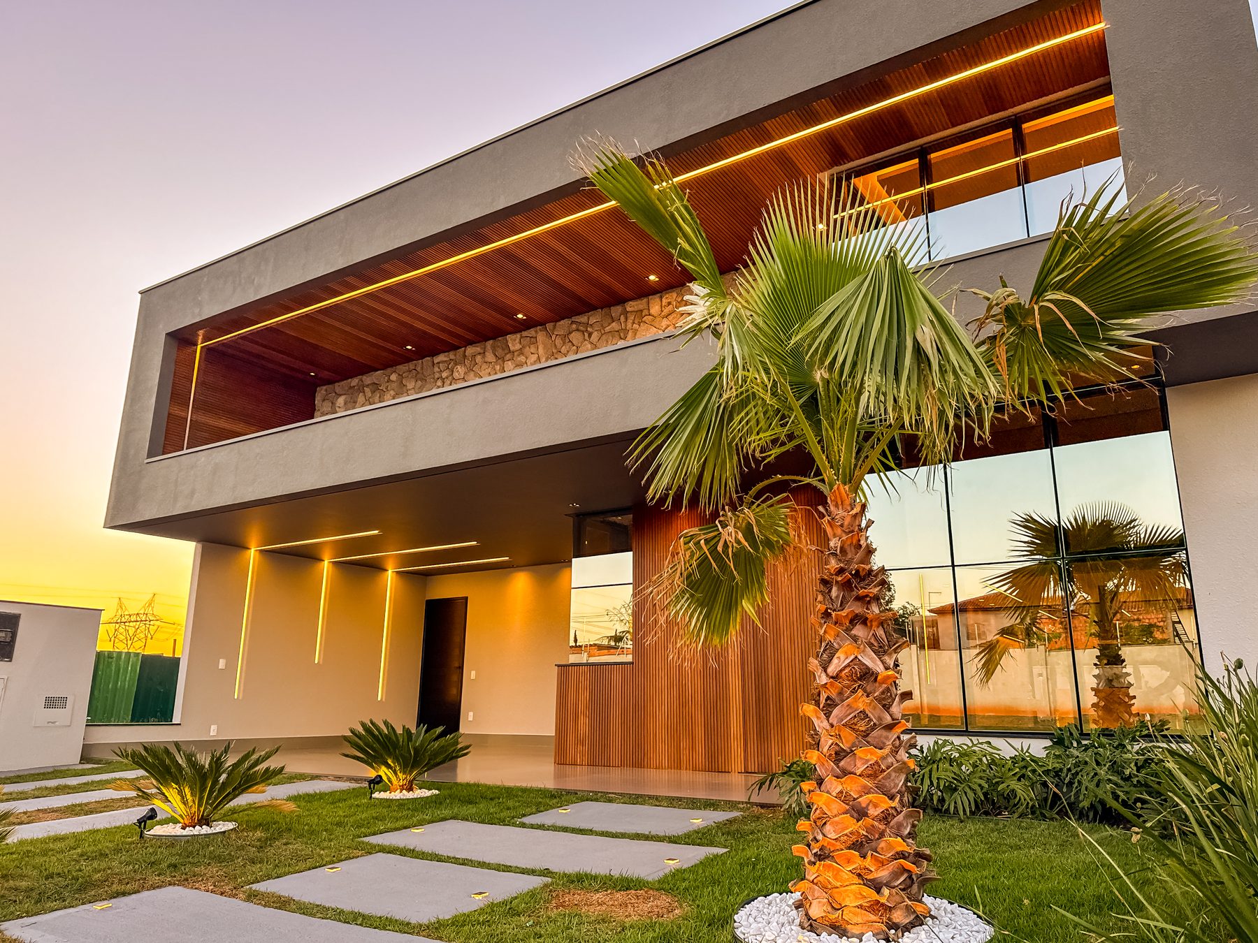 Fachada de casa da VW Construções ao entardecer
